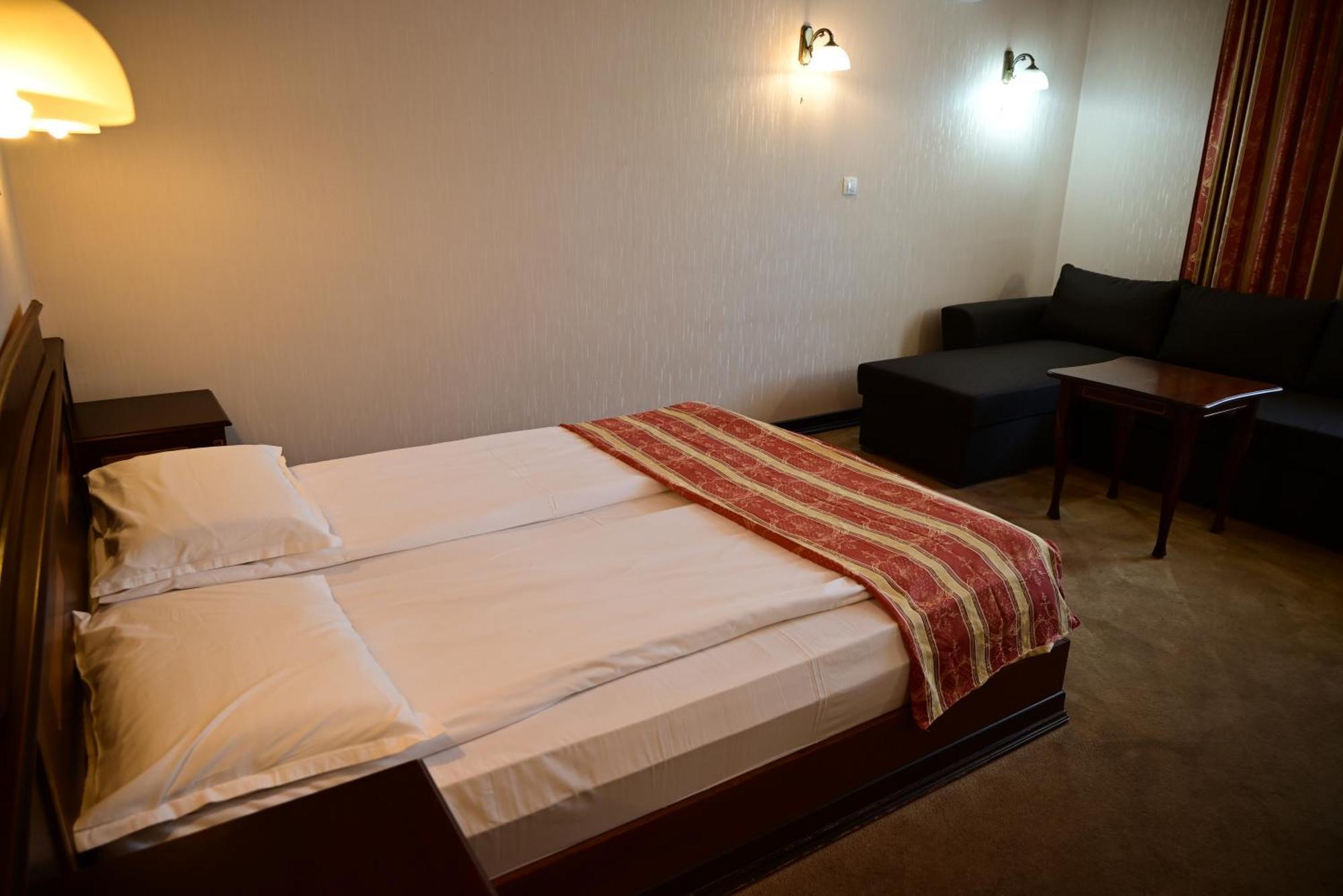 Family Hotel Lazur Kyustendil Exterior photo